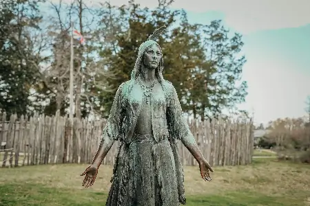 Imagem de uma índia em um campo